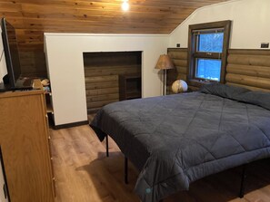 Laptop workspace, free WiFi, bed sheets - Valdez Lodge (Valdez)