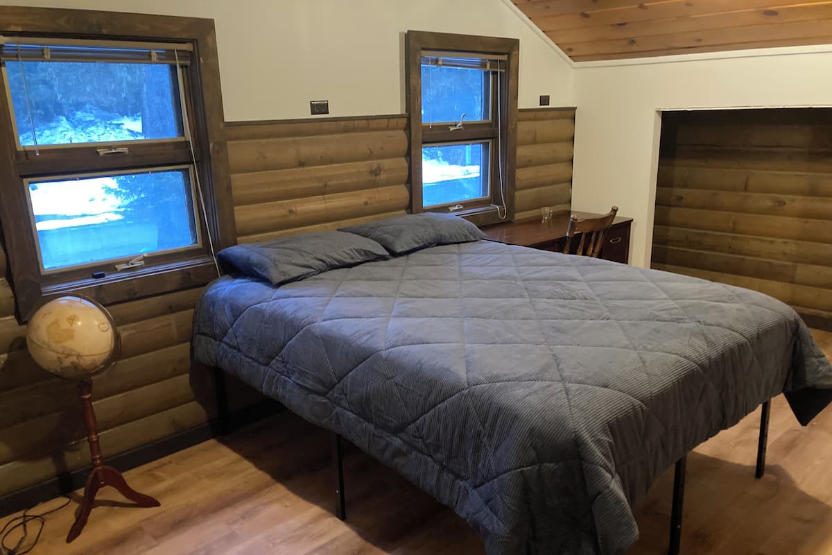 Habitación doble Deluxe, vista al jardín | Espacio para trabajar con laptop, wifi gratis y ropa de cama