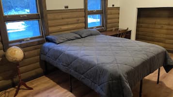 Espacio para trabajar con laptop, wifi gratis y ropa de cama