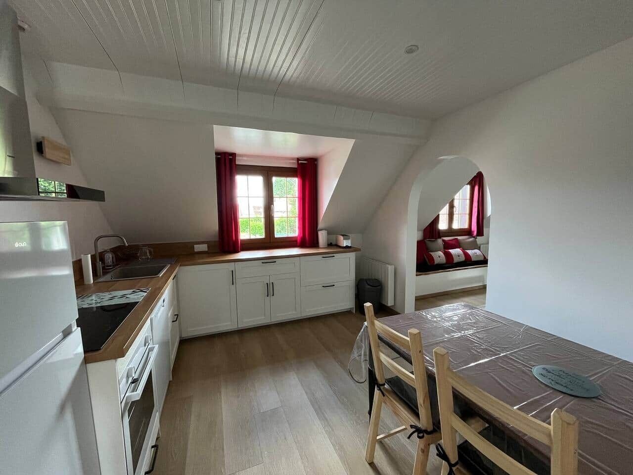 Een koelkast, een microgolfoven, een oven, een vaatwasser