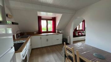 Een koelkast, een microgolfoven, een oven, een vaatwasser