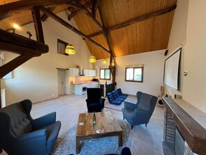 TV - Gite sleeps 18 (Noyers-sur-Cher)