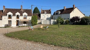 A row of houses with a gravel driveway and a grassy lawn. - Gite sleeps 18 (Noyers-sur-Cher)