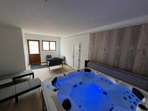 Interior - Gite sleeps 18 (Noyers-sur-Cher)