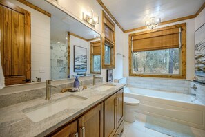 Shower, hair dryer, towels, soap - Treat Yourself to a Stay at Sugar Plum Cottage (Broken Bow)