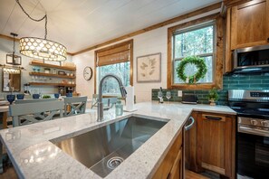 Private kitchen - Treat Yourself to a Stay at Sugar Plum Cottage (Broken Bow)