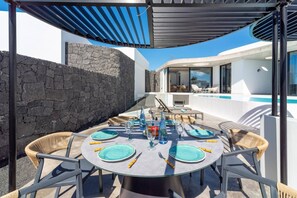 Outdoor dining - Villa Jable by Villa Plus (Playa Blanca)