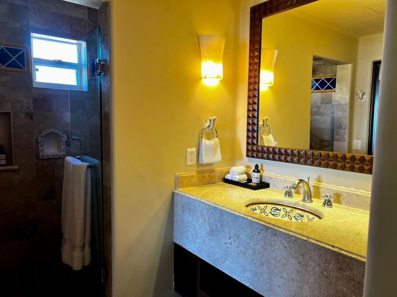 Dusche, Whirlpool, Haartrockner, Bidet