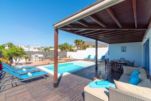 Outdoor dining - Villa Lemes by Villa Plus (Playa Blanca)