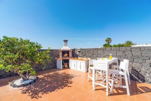 Outdoor dining - Villa Lemes by Villa Plus (Playa Blanca)