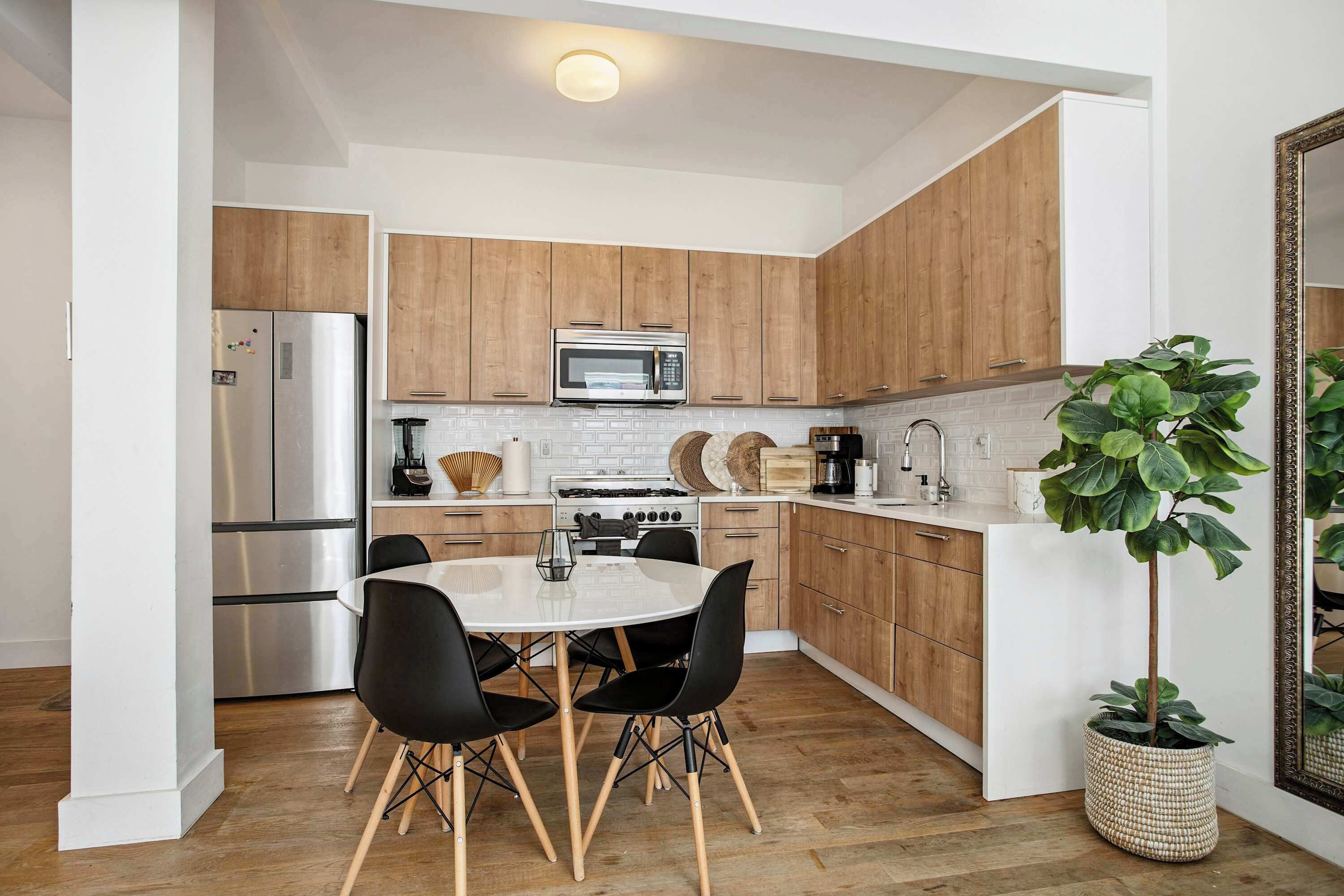 冷蔵庫、電子レンジ、オーブン、コンロ