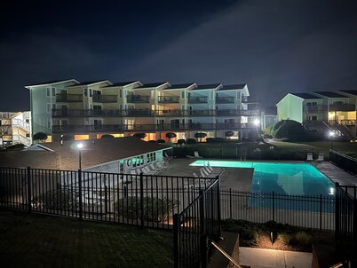 Cozy 1-bedroom, 1.5 bathroom condo in Emerald Isle with FANTASTIC ocean views!