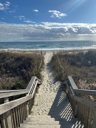 Cozy 1-bedroom, 1.5 bathroom condo in Emerald Isle with FANTASTIC ocean views!