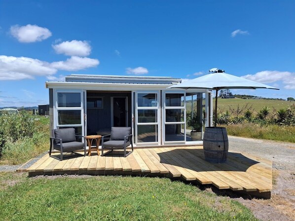 Terrace/patio - Cozy Tiny-Cabin Retreat (Nature Escape) (Cable Bay)