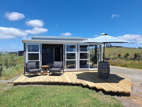 Cozy Tiny-Cabin Retreat (Nature Escape)