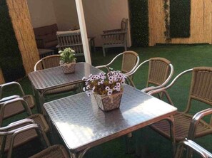 Outdoor dining - Oak Palace (León)