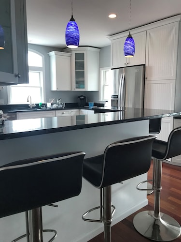 Spacious 7-bedroom house in beautiful Newbury with central air.  Oceans views!