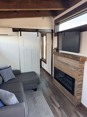 Télévision, cheminée