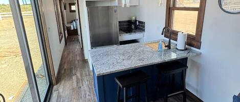 Kjøleskap, mikrobølgeovn, kokeplater og kaffetrakter/tekoker