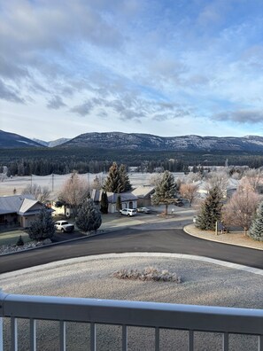 Property grounds - Cozy getaway with a beautiful view! (Fairmont Hot Springs)