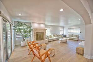 Smart TV, fireplace, table football - The Grand Bay Retreat – 5-BR Luxury Home w/ Pool, Hot Tub & Game Areas (San Diego)