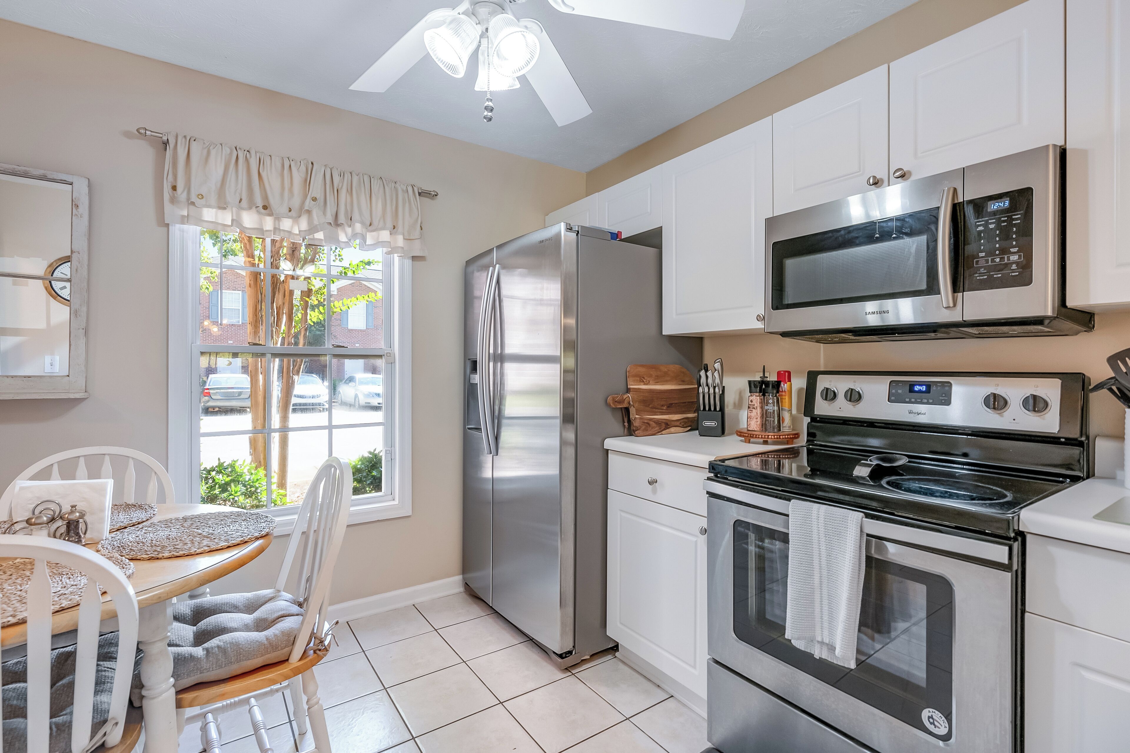 Kühlschrank, Mikrowelle, Herdplatte, Geschirrspüler