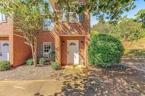 Exterior - Seasonal Pool Access & Patio: Auburn Getaway! (Auburn)