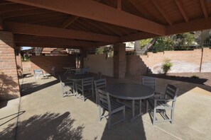 Outdoor dining - Extended Stay in Tucson! Dog-Friendly Townhome (Tucson)