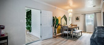 2/1 with private backyard in the heart of Ivanhoe