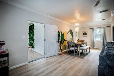 2/1 with private backyard in the heart of Ivanhoe