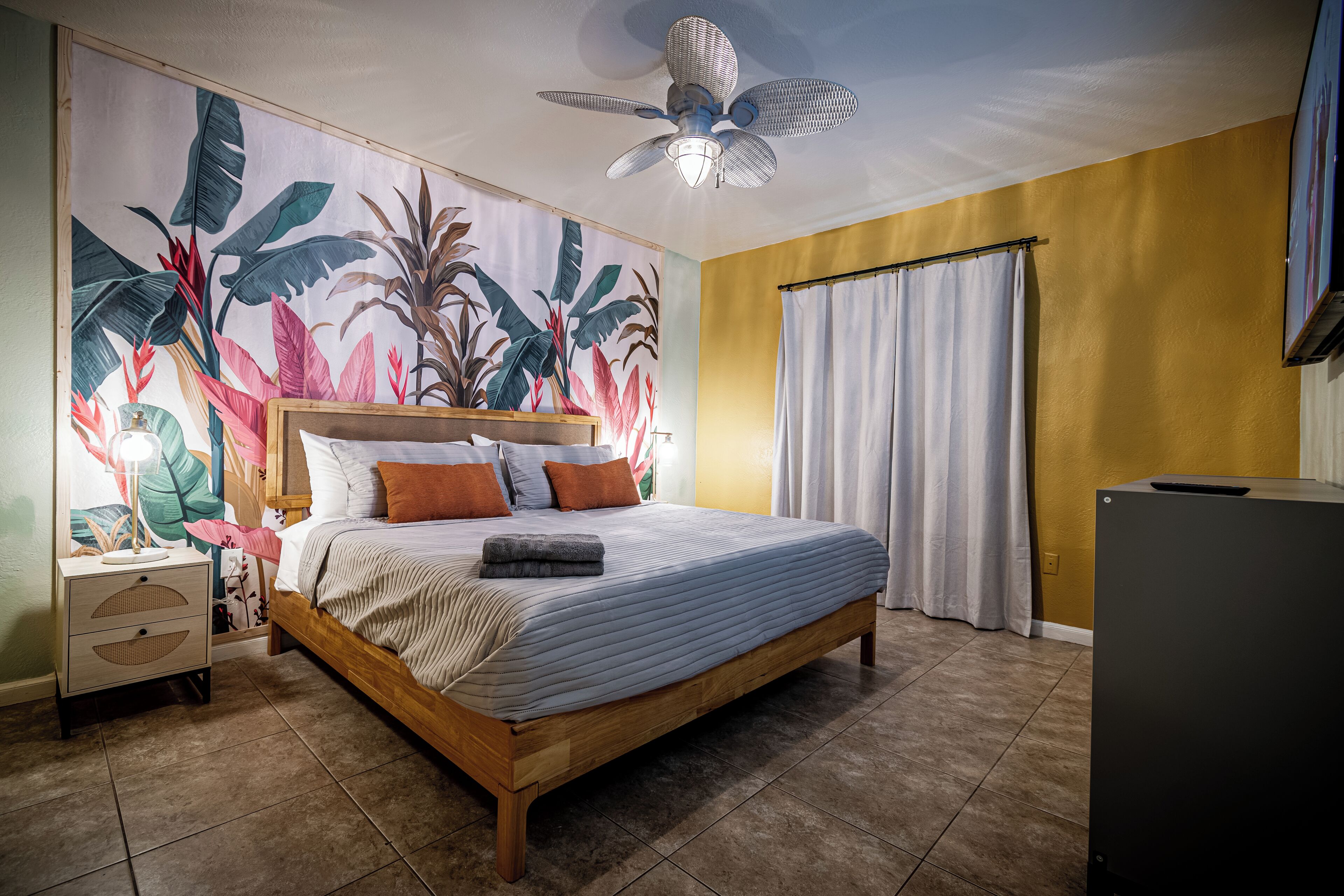 Iron/ironing board, WiFi, bed sheets