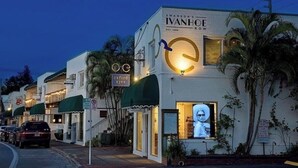 A row of buildings with signage for 'Swanson's Ivanhoe Row' and 'Oxford Eyes'. - 2/1 with private backyard in the heart of Ivanhoe (Orlando)