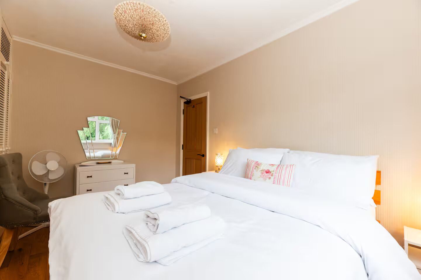 Fer et planche à repasser, Wi-Fi gratuit, draps fournis