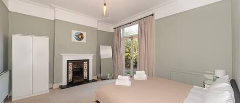 Iron/ironing board, free WiFi, bed sheets