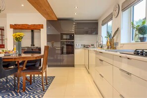 Geladeira, micro-ondas, fogão, torradeira