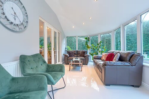 Sutherland House • Modern & Elegant Home - Pass the Keys