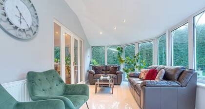 Sutherland House • Modern & Elegant Home - Pass the Keys