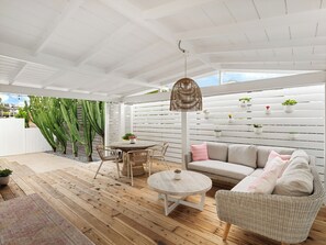 Outdoor dining - NEW! 2 Bed, Walk To Beach, Shops, Restaurants, Perfect Family Bungalow, Parking! (Encinitas)