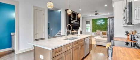 Kjøleskap, mikrobølgeovn, ovn og kokeplater