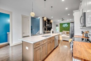 Fridge, microwave, oven, stovetop - Summer skyline rooftop, fire pit, large backyard near Broadway (Nashville)