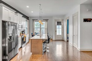 Fridge, microwave, oven, stovetop - Summer skyline rooftop, fire pit, large backyard near Broadway (Nashville)