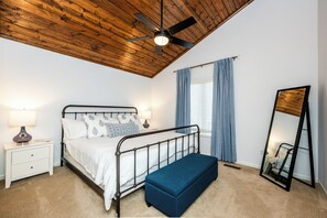 4 bedrooms, iron/ironing board, WiFi, bed sheets