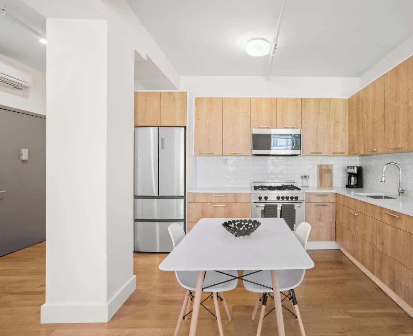 冷蔵庫、電子レンジ、オーブン、コンロ