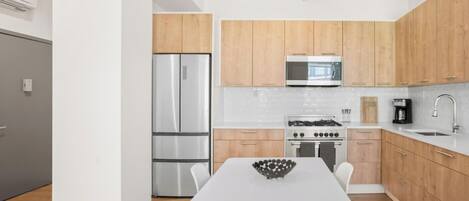 Refrigerador, microondas, horno y parrilla de estufa