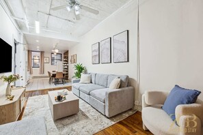 TV, offices - Spacious 3BR Flex 4 with Washer & Dryer in NoMad (New York)