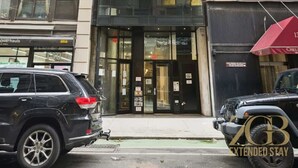 Un edificio moderno con facciata in vetro, base in mattoni e vetrina con insegna.