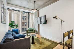 TV, offices - 132 W 26 - 6 Modern 2BR with WD in Elevator Building in NoMad (New York)