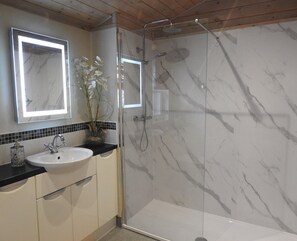 Shower, hair dryer, towels - Valley Views - Alpacas - Sleeps 4 - Parking - Pets (York)