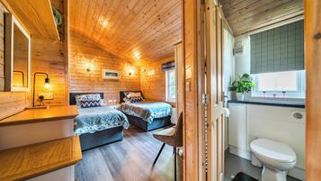 2 bedrooms, iron/ironing board, WiFi (free), bed sheets
