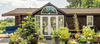 Alpaca Farm- Valley Views- Sleeps 4- Parking- Pets
